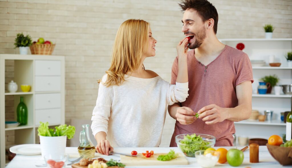 Preparar um jantar romântico simples em casal fortalece a relação